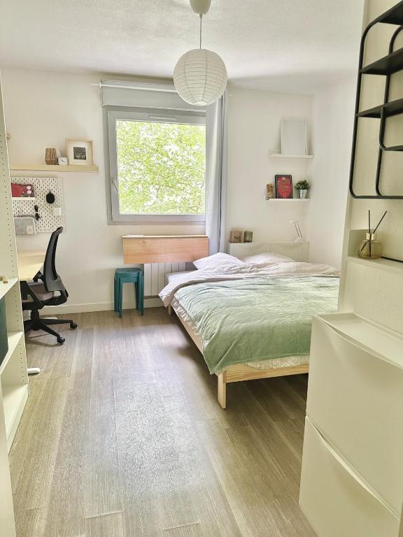 une chambre avec un lit et une fenêtre dans l'établissement Studio Île de Nantes, à Nantes