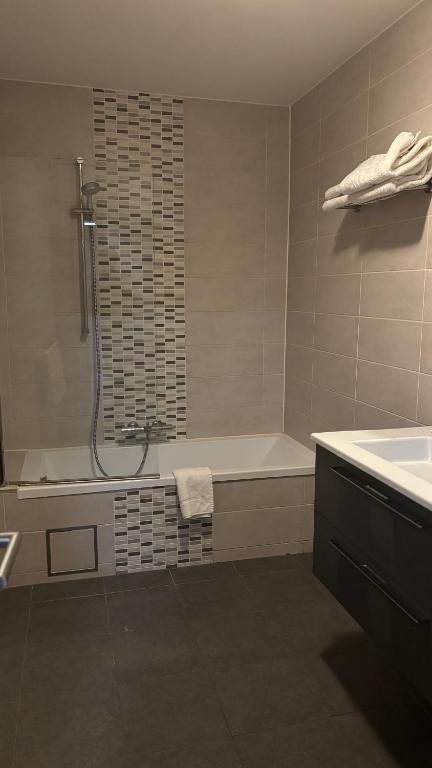 Koupelna v ubytování Hotel La Louve