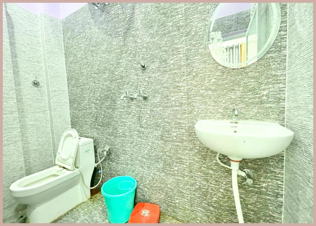 Koupelna v ubytování FULLY AIR-CONDITIONED - HOTEL SHIV # DARSHAN PREMIUM Near Kashi Vishwanath Temple - Kashi Vishwanath temple - Free Public Parking and Wifi Facilities - Air Conditioning Room