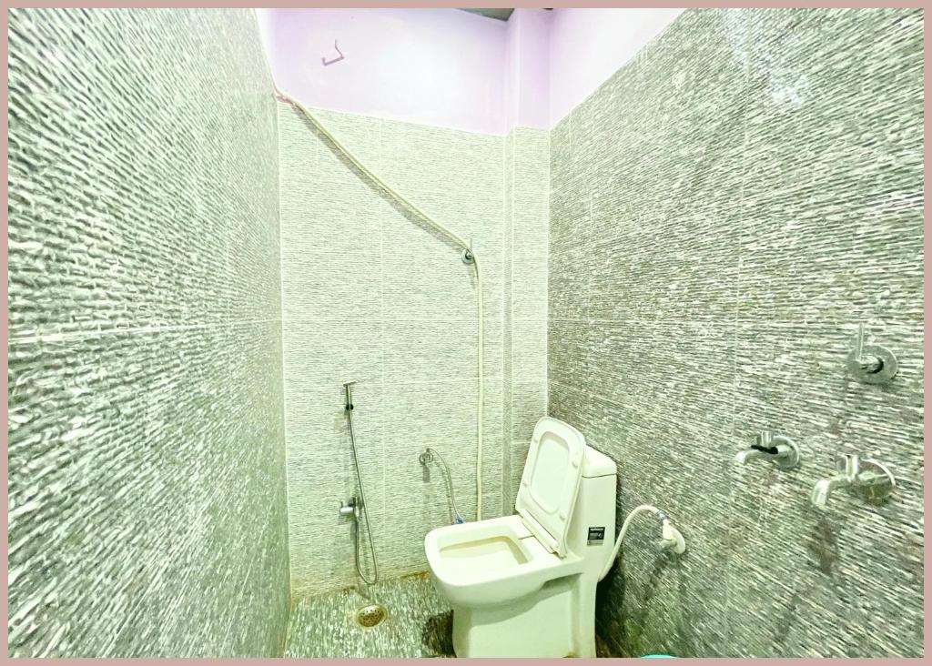 Koupelna v ubytování FULLY AIR-CONDITIONED - HOTEL SHIV # DARSHAN PREMIUM Near Kashi Vishwanath Temple - Kashi Vishwanath temple - Free Public Parking and Wifi Facilities - Air Conditioning Room