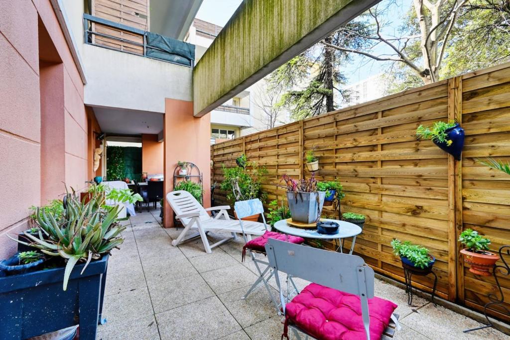 Photo de la galerie de l'établissement GIBBES - T3 avec terasse et parking, à Marseille