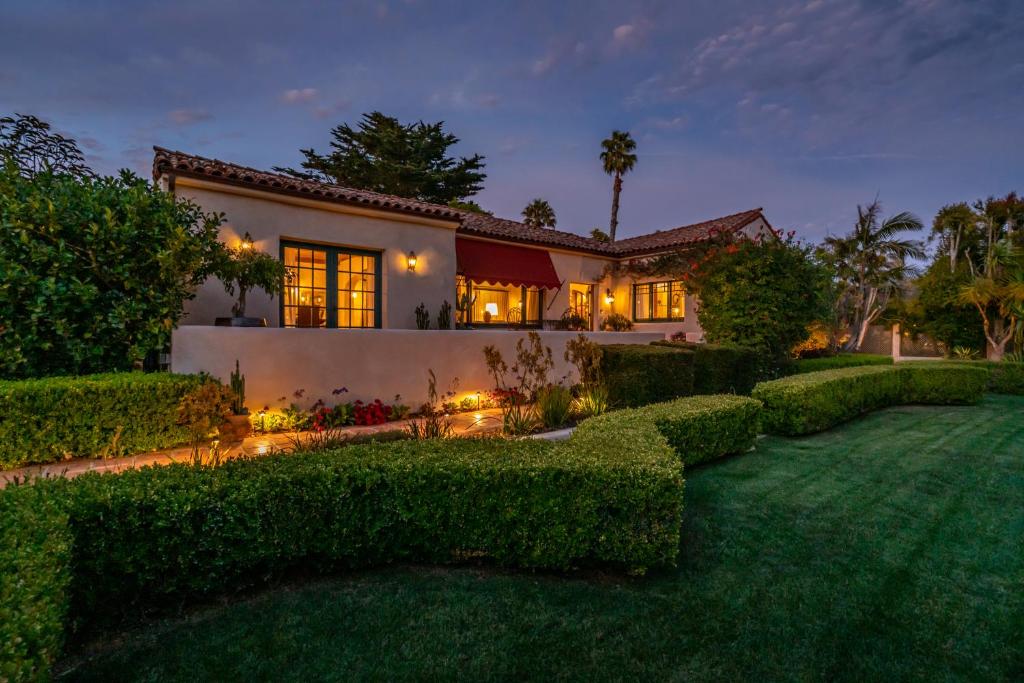 圣巴巴拉Casa del Sol by Paradise Retreats的夜晚带花园的房屋