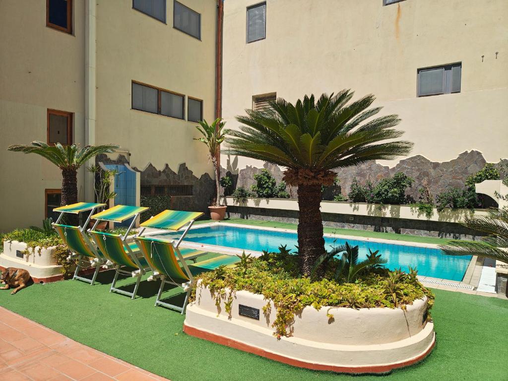 Bazén v ubytování Hotel La Filadelfia nebo v jeho okolí