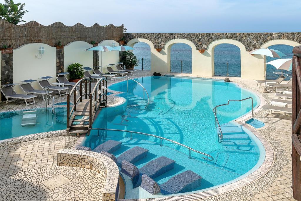Bazén v ubytování Hotel Terme Tritone Resort & Spa nebo v jeho okolí
