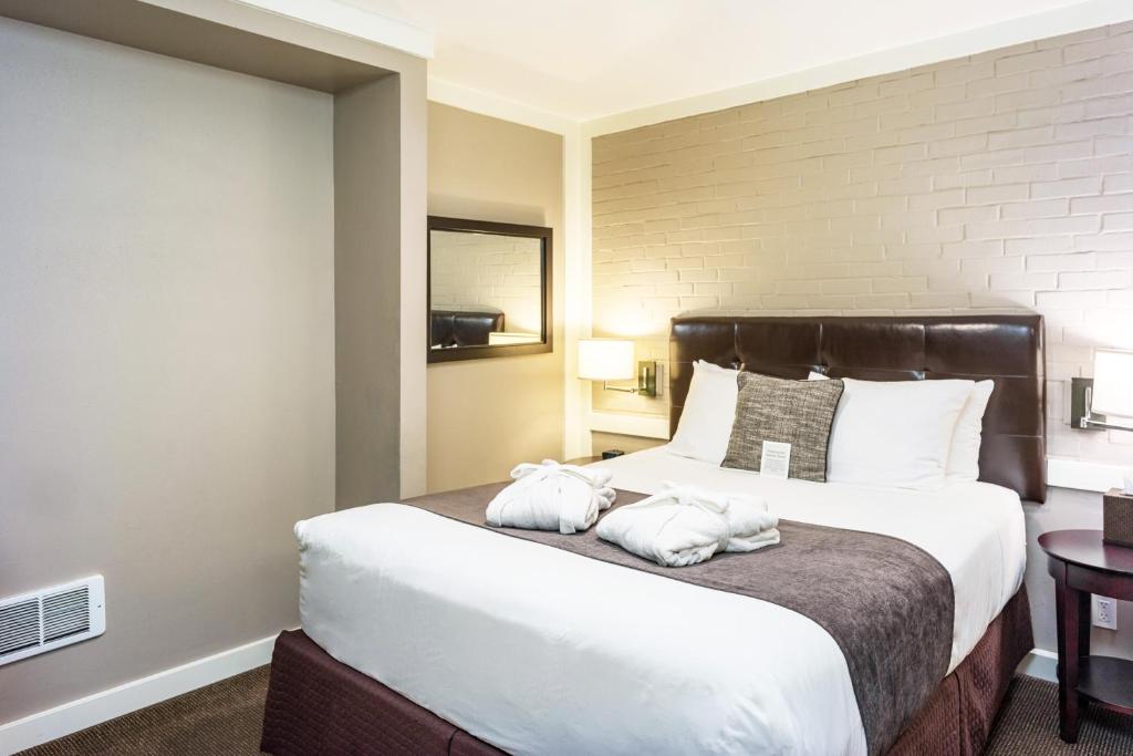 Postel nebo postele na pokoji v ubytování Bird Rock Hotel