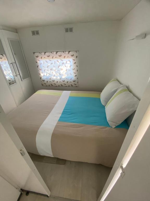 Cette petite chambre comprend un grand lit. dans l'établissement Bungalow cosy varois avec piscine soleil calme et nature, à Pourrières