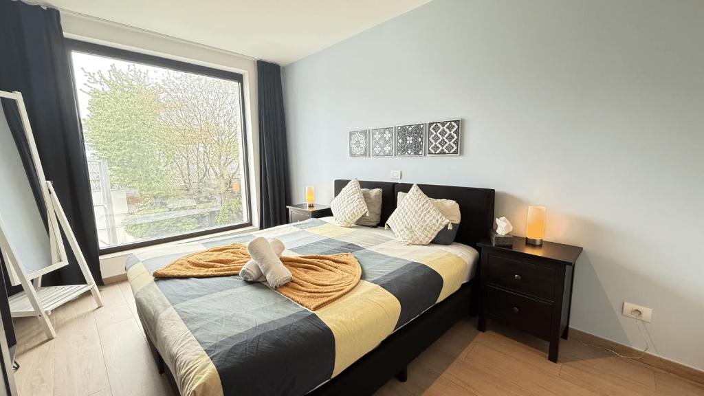 Postel nebo postele na pokoji v ubytování OneLuxStay near Diamond District
