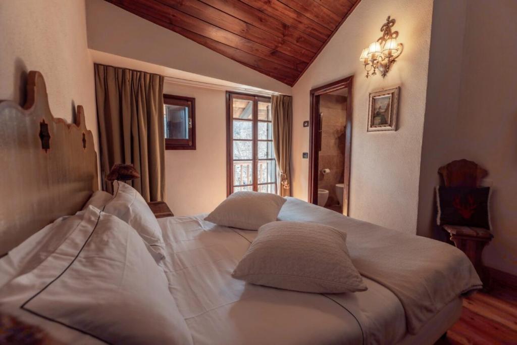 Postel nebo postele na pokoji v ubytování Locanda La Brenva - Estella Hotel Collection & Experience