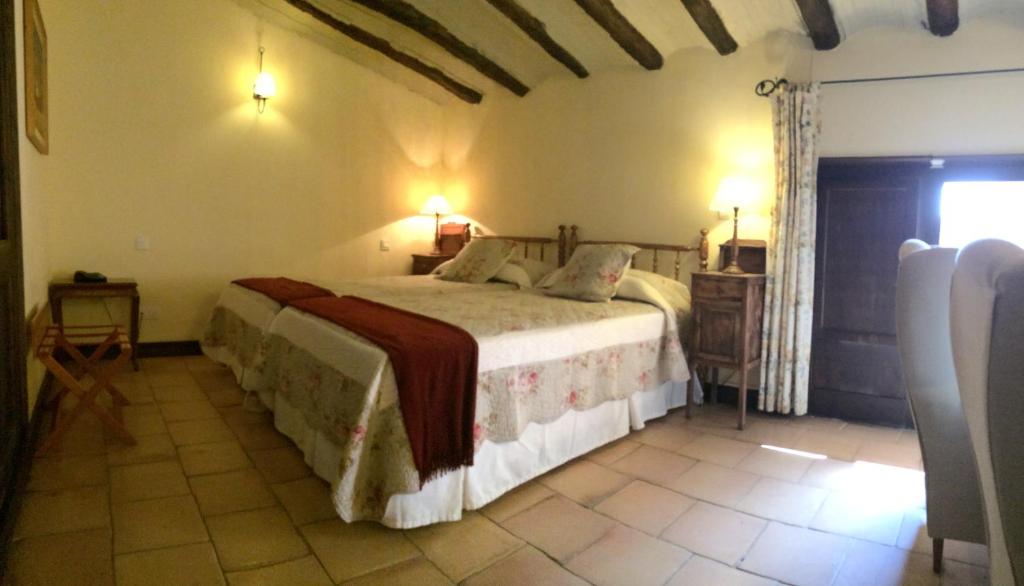 Postel nebo postele na pokoji v ubytování Hotel El Convent 1613