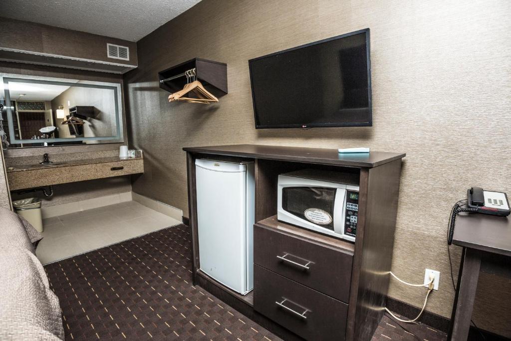 TV a/nebo společenská místnost v ubytování Mississauga Gate Inn