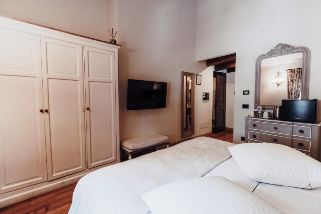 TV a/nebo společenská místnost v ubytování Locanda La Brenva - Estella Hotel Collection & Experience