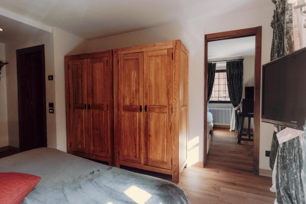 TV a/nebo společenská místnost v ubytování Locanda La Brenva - Estella Hotel Collection & Experience