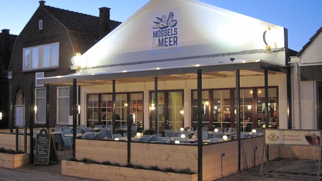 a restaurant with at Kamerverhuur Mossels&Meer in Oostkapelle