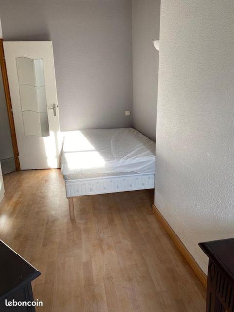 - une petite chambre avec un lit blanc dans l'établissement sob appart, à Paris