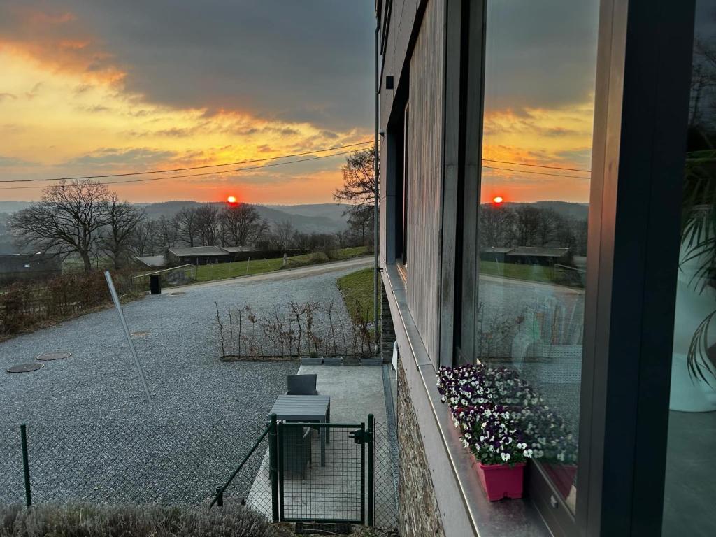 Východ nebo západ slunce při pohledu z aparthotelu nebo okolí