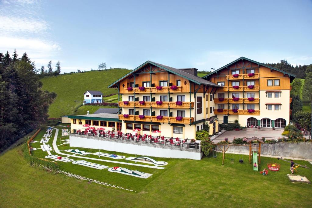 an aerial view of a hotel with a lot of tables at Ferienhotel Hofer superior in Strass im Attergau