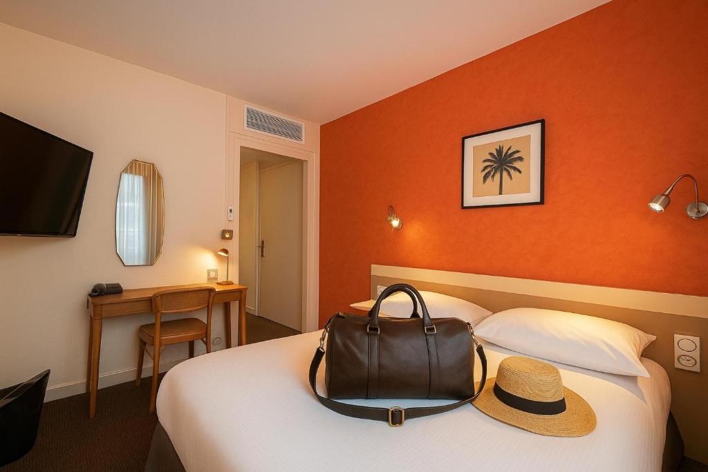 Postel nebo postele na pokoji v ubytování Cit'Hotel Logis De Brou, Bourg en Bresse