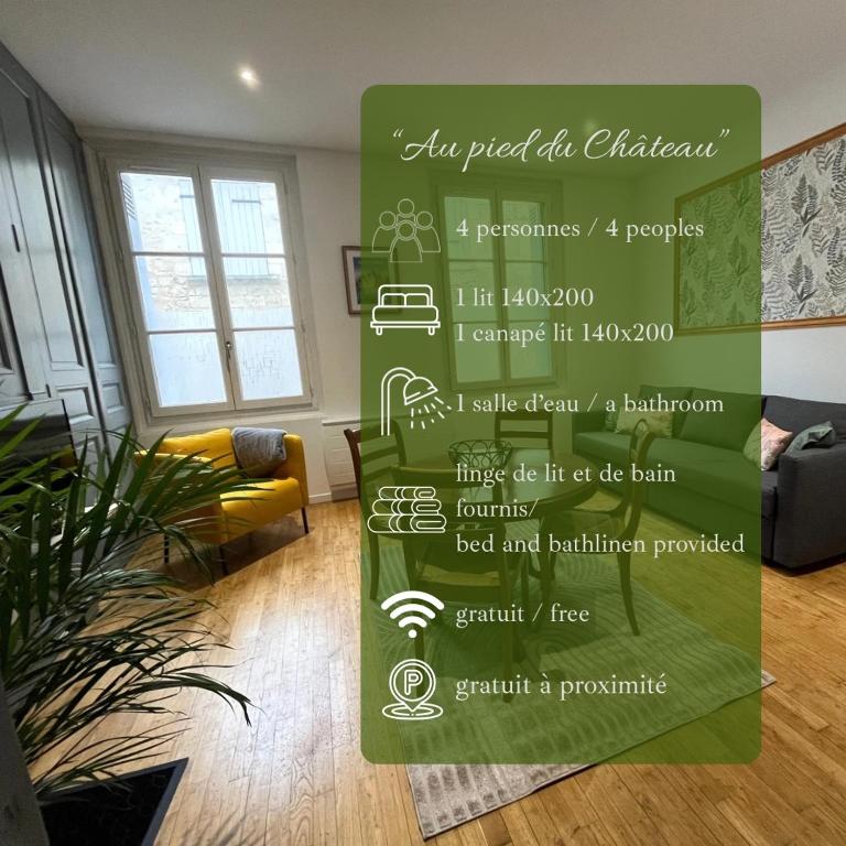 un panneau au milieu d'une pièce avec un salon dans l'établissement Au pied du château, à Azay-le-Rideau