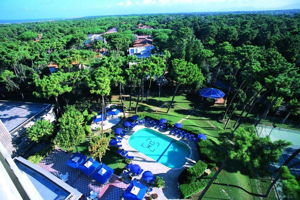 Bazén v ubytování Grand Hotel Golf nebo v jeho okolí