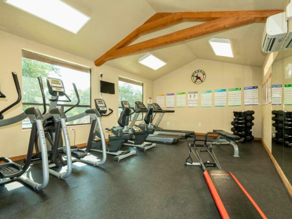 Fitness centrum a/nebo fitness zařízení v ubytování Angelina Cabin - Hot tub, heated pool, quite & relaxing