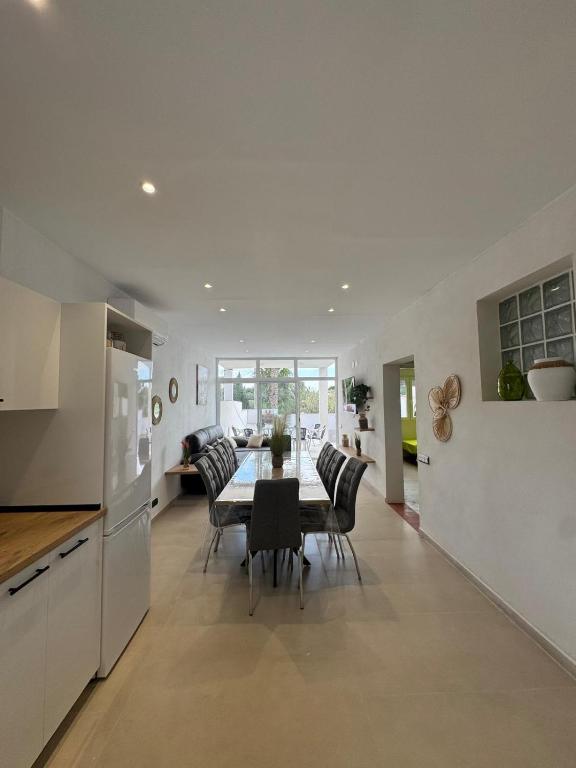 a kitchen and dining room with a table and chairs at Eucaliptus in Camarles