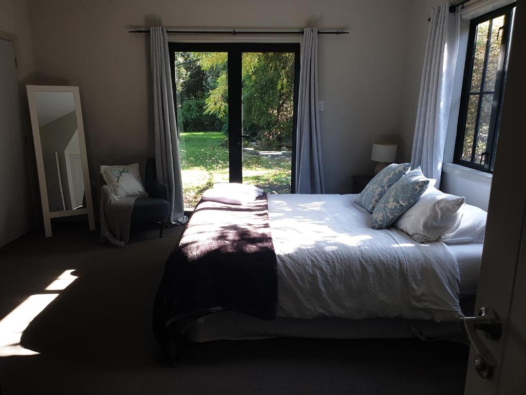 奥玛鲁Accommodation at Lakeside的一间带床和大窗户的卧室
