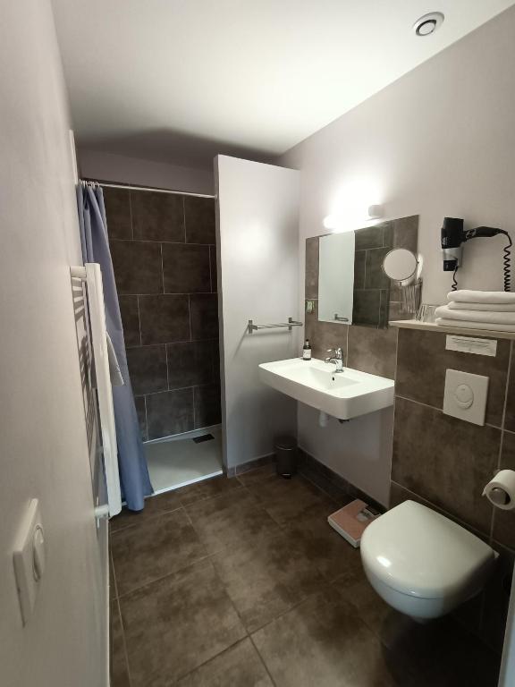 Koupelna v ubytování Auberge du Vieux Lanas Logis Hotel Restaurant