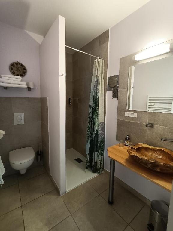 Koupelna v ubytování Auberge du Vieux Lanas Logis Hotel Restaurant