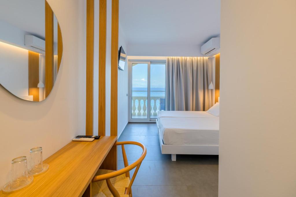 Posteľ alebo postele v izbe v ubytovaní Pontikonisi Hotel & Suites