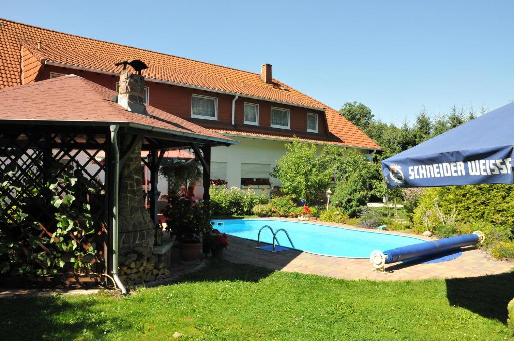 Bazén v ubytování Land-Hotel Am Wald Garni nebo v jeho okolí
