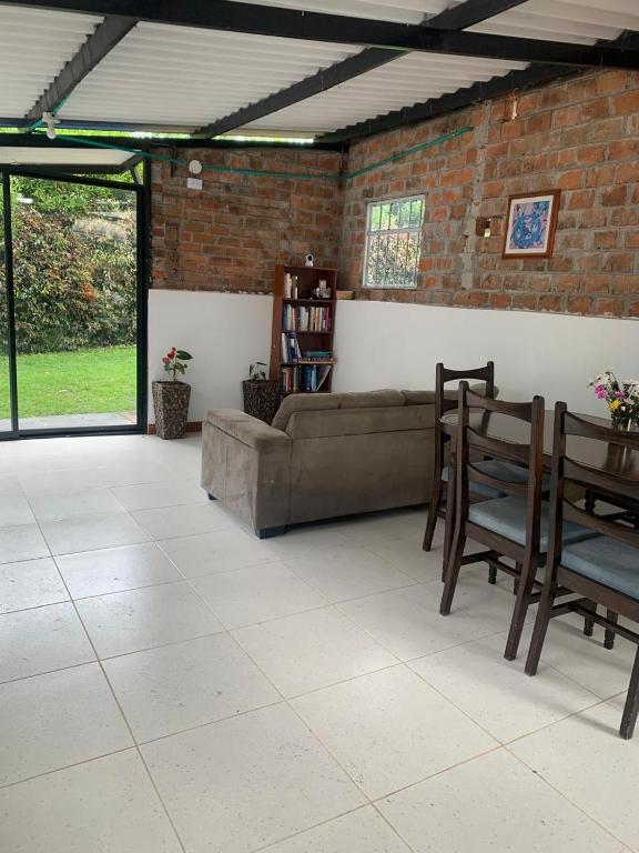 Posezení v ubytování Cabaña Uvilla Turismo Sostenible