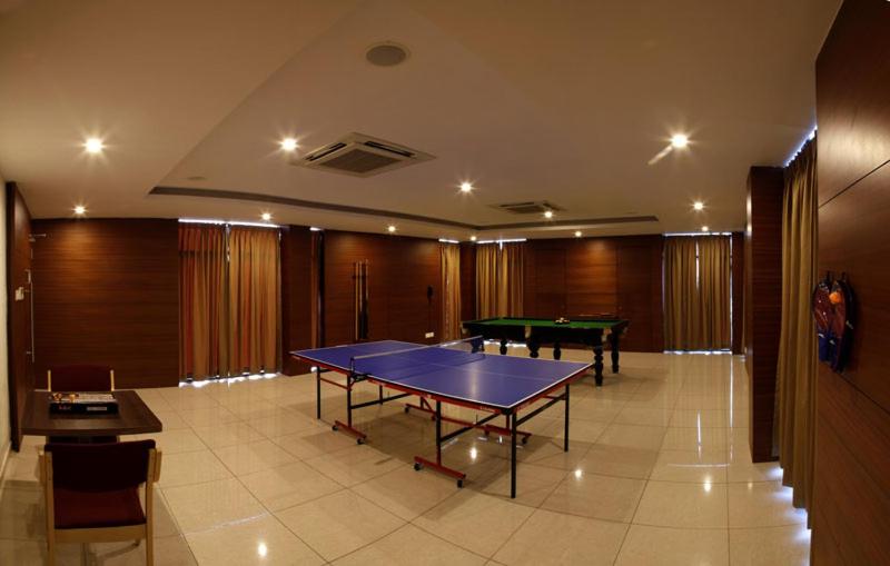 Stolní tenis v ubytování Hotel Le Ruchi The Prince nebo okolí
