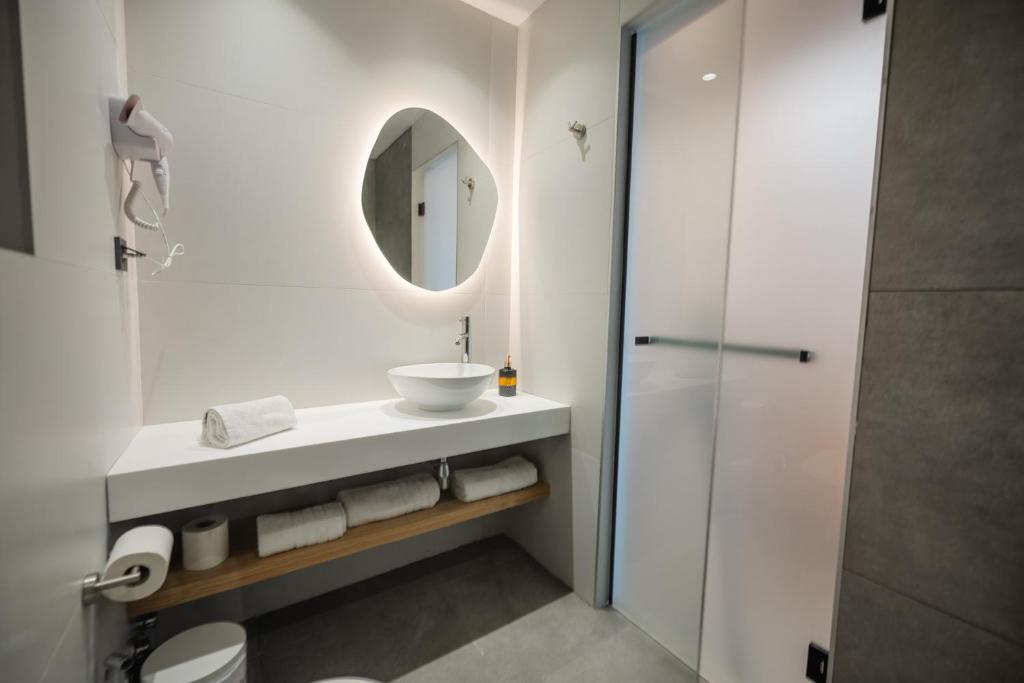 Kúpeľňa v ubytovaní Pontikonisi Hotel & Suites