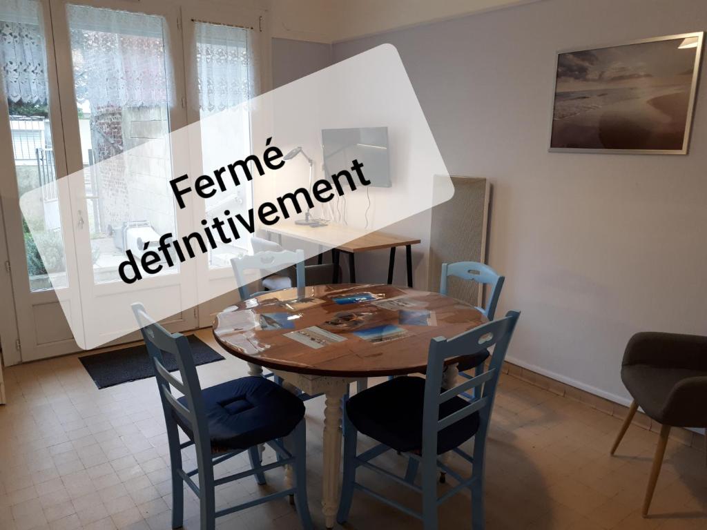 - une table et des chaises dans une pièce munie d'un panneau dans l'établissement LA PLAGE, à Berck-sur-Mer