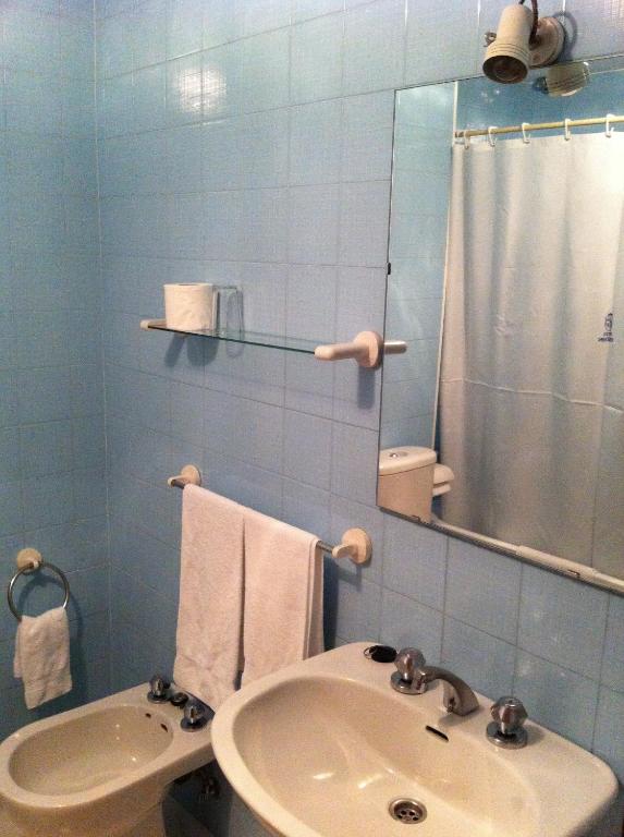 łazienka z umywalką, prysznicem i lustrem w obiekcie Hotel Pinzon w mieście Baiona