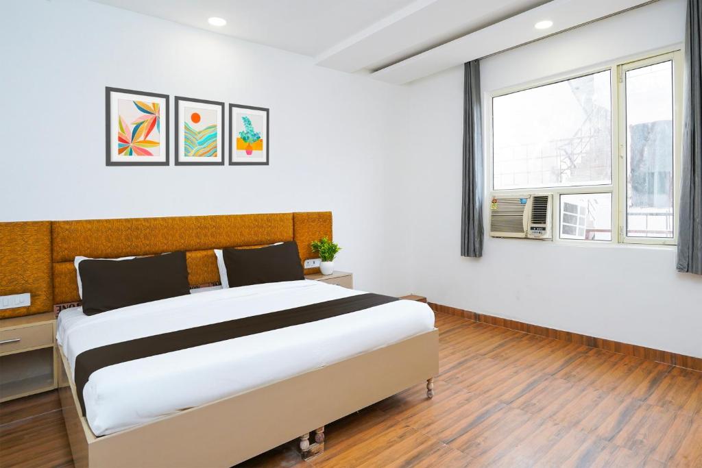Postel nebo postele na pokoji v ubytování Super Hotel O Sky Suites Hotel Noida Sec 44 Near botanical Metro