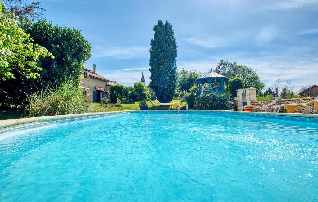 Una gran piscina azul en un patio. en Gorgeous Home In Bosset, en Bosset