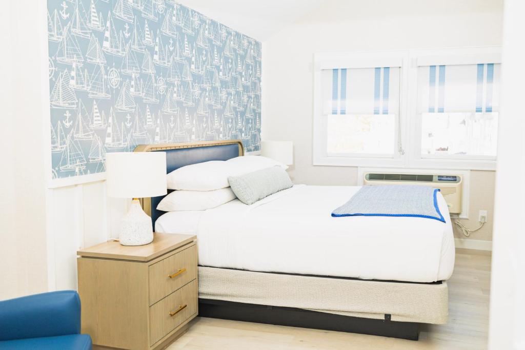 Postel nebo postele na pokoji v ubytování Danfords Hotel & Marina