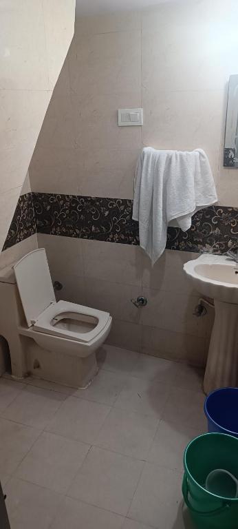 Koupelna v ubytování Hotel Guru ji residency