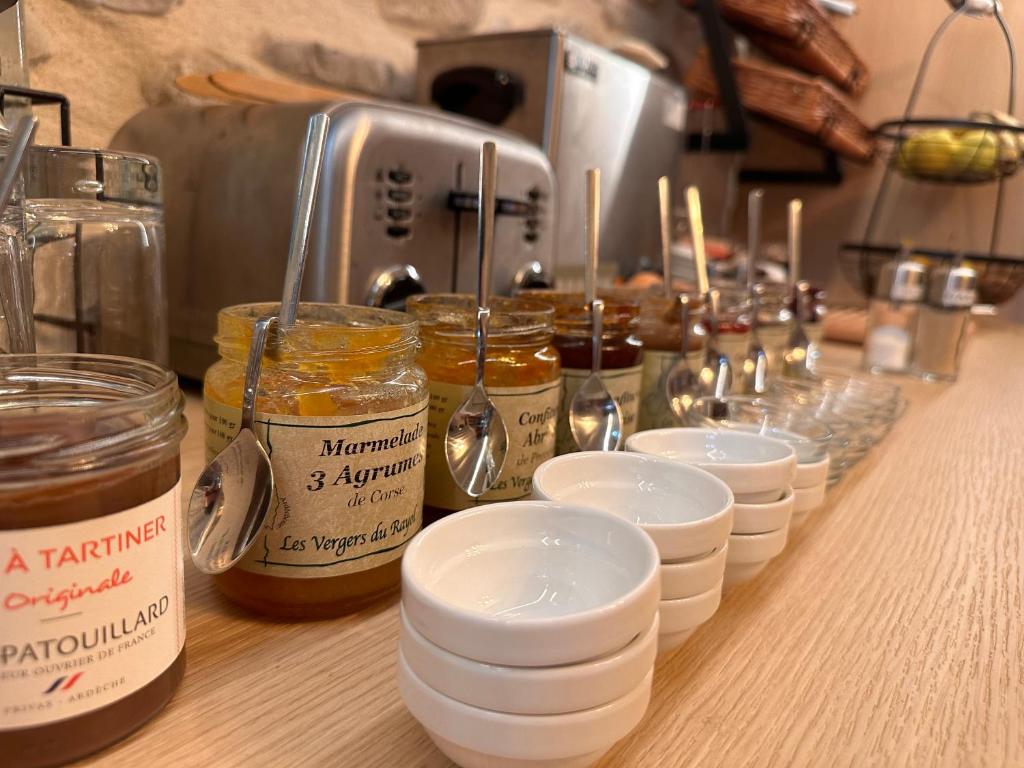 Příslušenství pro přípravu čaje a kávy v ubytování Auberge du Vieux Lanas Logis Hotel Restaurant