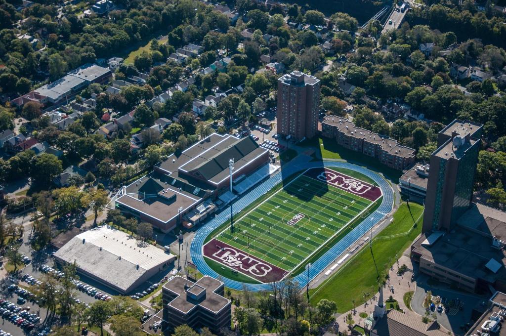 une vue aérienne sur un terrain de football avec un bâtiment dans l'établissement Saint Mary's University Conference Services & Summer Accommodations, à Halifax