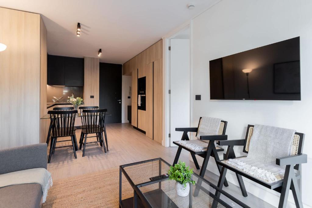 Charming 1BR Retreat Close To Parque Arauco Mall電視和／或娛樂中心