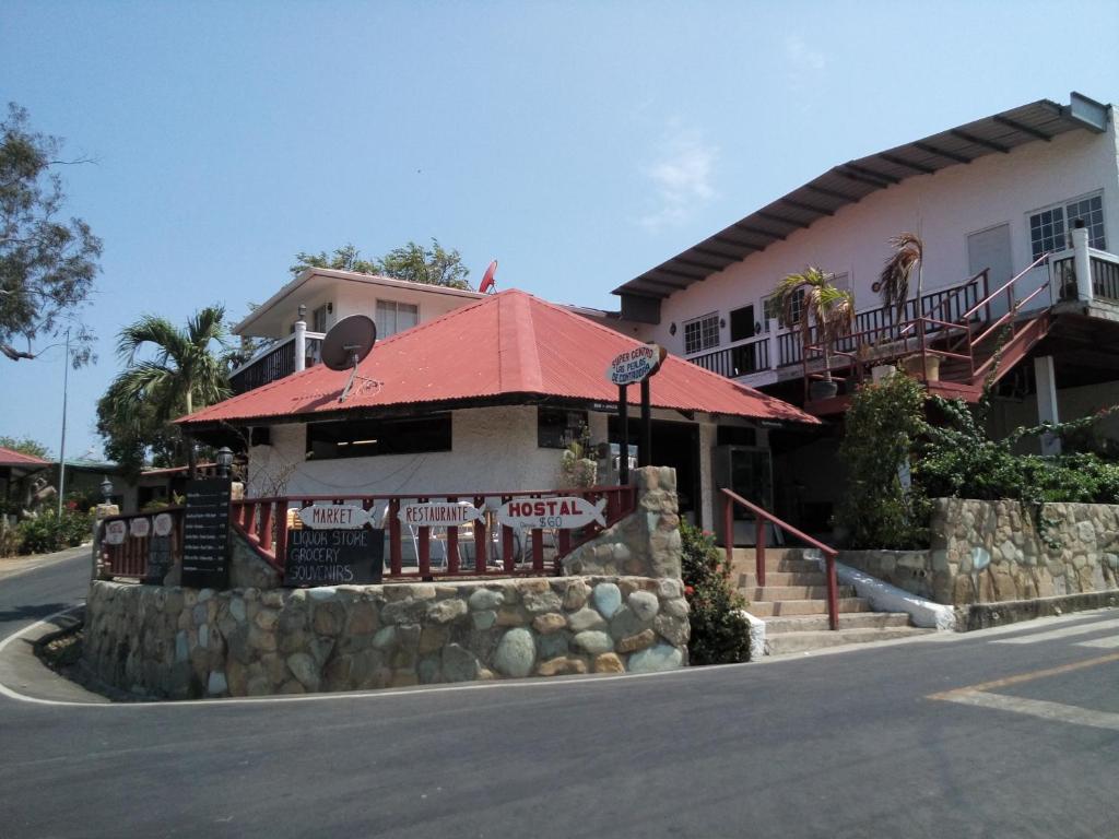 un bâtiment avec un toit rouge dans une rue dans l'établissement Hotel Contadora, à Contadora