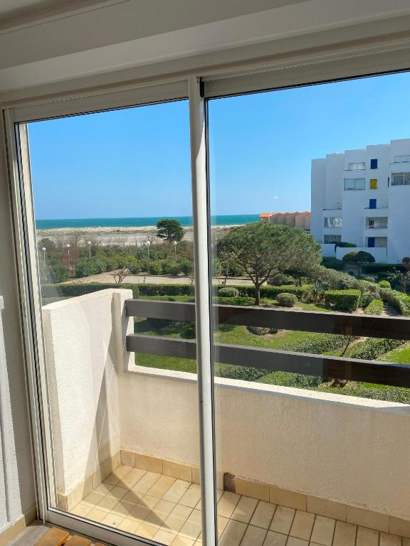 un balcon avec vue sur l'océan dans l'établissement Studio Vue Mer Le Barcarès, au Barcarès