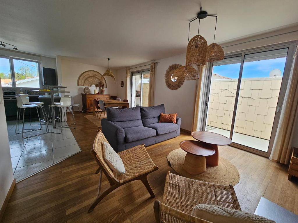 un salon avec un canapé et une table dans l'établissement Maison de location hypercentre, à La Tranche-sur-Mer