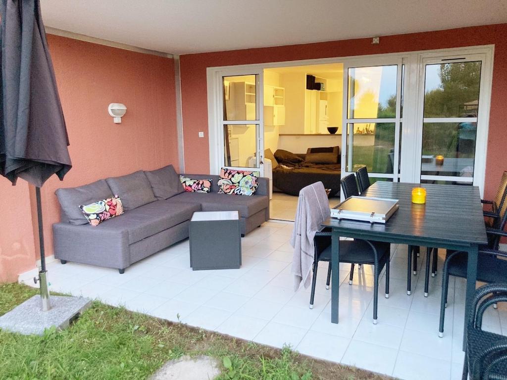 Χώρος καθιστικού στο Le Cocon du Hameau rdj cloturé Cap Esterel