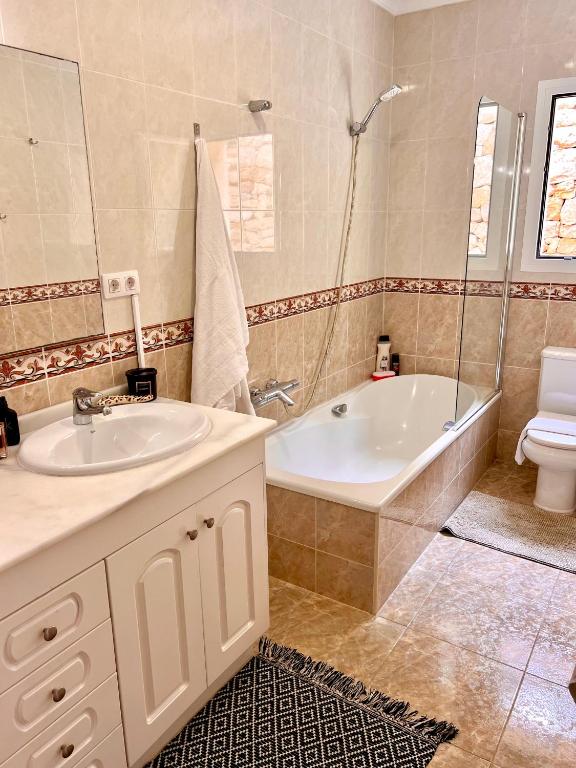 Bilik mandi di CASA BELLE VUE sea view & private pool