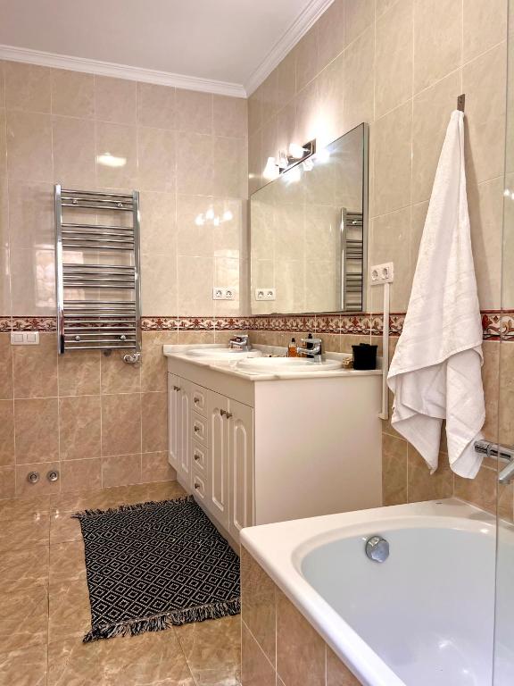 Bilik mandi di CASA BELLE VUE sea view & private pool