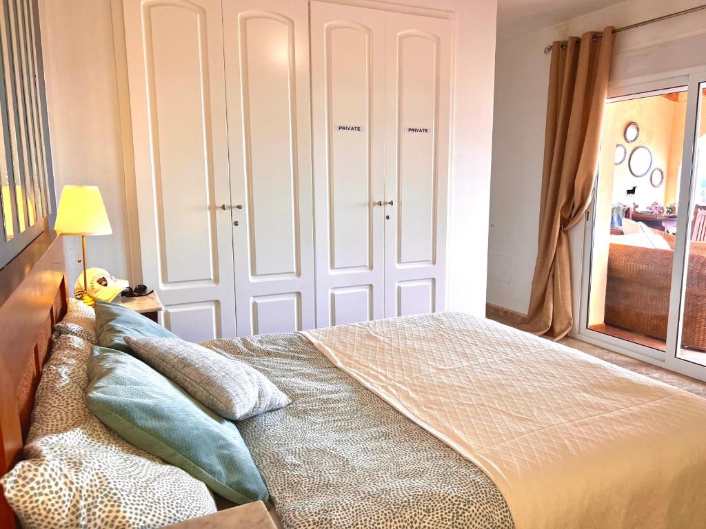 Katil atau katil-katil dalam bilik di CASA BELLE VUE sea view & private pool