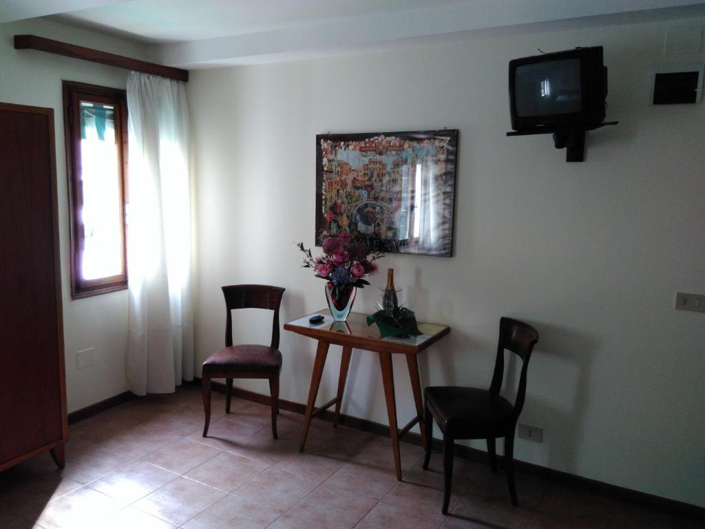 TV a/nebo společenská místnost v ubytování Albergo Al Gobbo